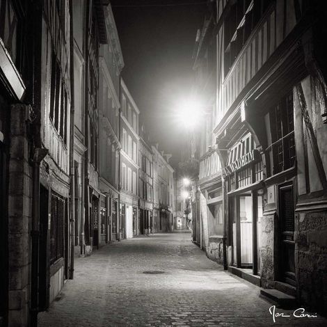 Tableau sur toile rue de Rouen la nuit 45x45 cm - Impression sur Toile Murale Décorative - Image imprimée en HD sur Toile - Toile sur Châssis en Bois FSC - Fabriqué en France (1/4)