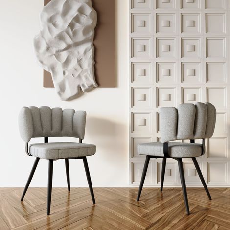 Ensemble de deux chaises de salle à manger à dossier fleuri. Revêtement : tissu bouclé texturé gris clair. Pieds en métal noir, hauteur 80 cm, pour salon et salle à manger. (1/5)