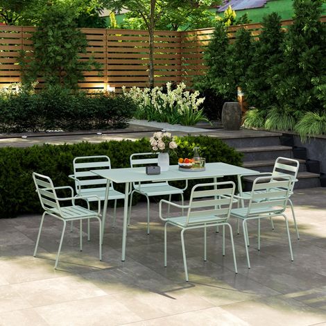 Set da pranzo da giardino composto da 7 pezzi, con 1 tavolo e 6 sedie impilabili, in acciaio verde chiaro.