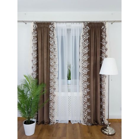 Cortina de terciopelo marrón con bordado floral blanco de 135x250 cm sobre una cinta. (1/5)