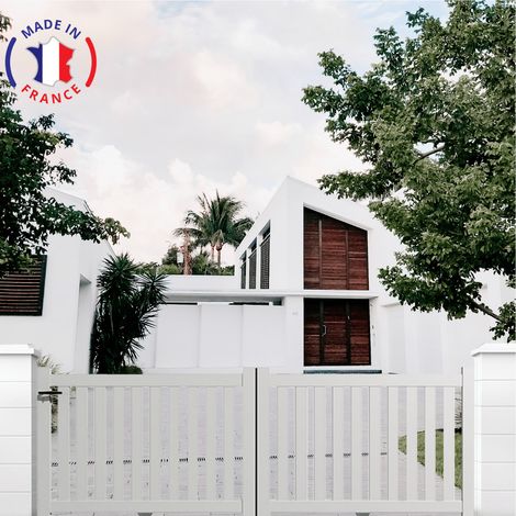 Portail aluminium coulissant ajouré en kit dimensions L.3000 (entre piliers) X H.1200 mm Couleurs Blanc (RAL 9010)