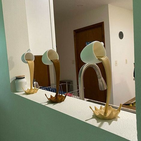 Umgekippte Kaffeetasse, aus der Flüssigkeit ausläuft, dekorative Skulptur für Küche und Esszimmer