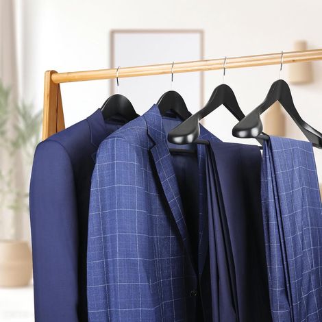 Lot de 5 cintres en bois épaules larges munis de crochets à pantalons couleur noire (1/3)