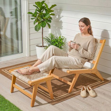 Poltrona da giardino con poggiapiedi, set da 2 pezzi, legno di acacia certificato FSC, sedia a sdraio da esterno con seduta in rattan, stile boho, piedini regolabili.