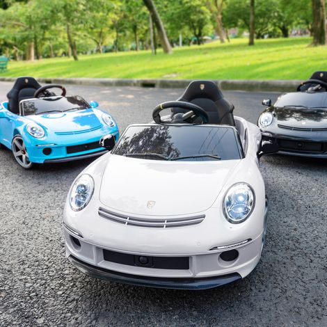 Elektroauto RUF GT mit offizieller Zulassung für Kinder von 3 bis 5 Jahren, mit Fernbedienung, Sicherheitsgurt und Musik, weiß.