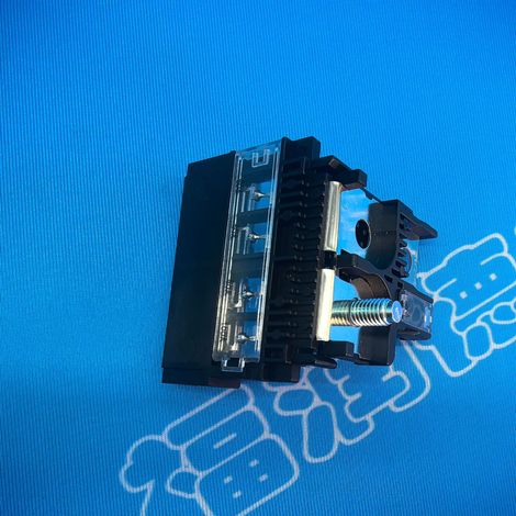 24380-79910 is suitable for the positive terminal fuse of the battery box socket of Nissan March K13. (1/4)