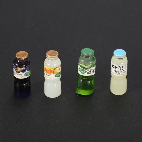 Ensemble de 4 bouteilles de jus miniatures pour maison de poupée (échelle 1:12), décoration pour bar ou cuisine. (1/5)