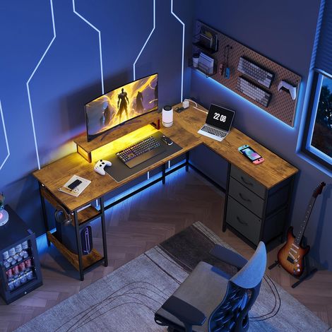 Bureau d'angle gaming en L DEVAISE, 150 × 118 cm, avec tiroirs, prise électrique et port USB, bureau spacieux avec rangements pour bureau à domicile et chambre, marron rustique (1/5)
