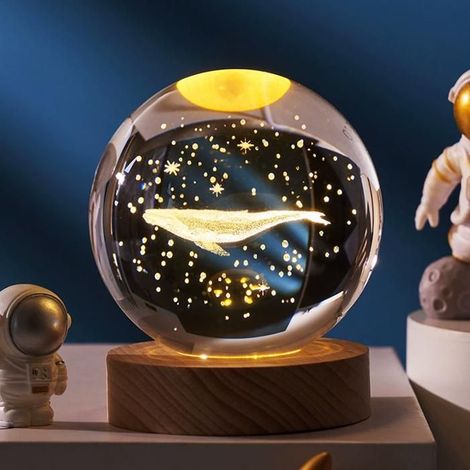 Veilleuse Boule de Cristal 3D,6cm Crystal Ball Night Light,Lampe de Nuit Boule de Verre avec Base en Bois lumière chaude, Baleine (1/5)