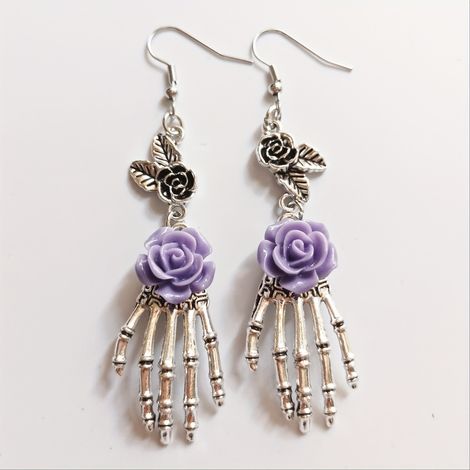 Lot de 2 décorations « Rose et main de squelette » – Design vintage unique – Pendentif main de squelette (noir et violet) (1/2)