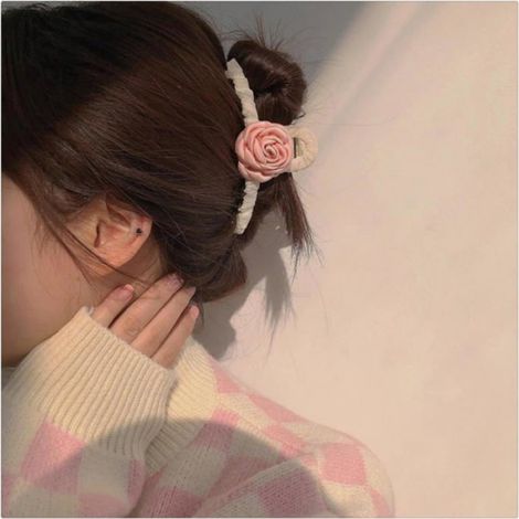 Pince à Cheveux Fleur Camélia, Maintien Confortable, Modèle Rose Satin, Accessoire Coiffure Femme Fille (1/5)