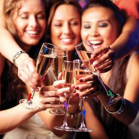 Lot de 12 marque-verres en silicone pour bar, breloques pour verres à vin et cocktails, multicolores, en forme de petites poupées (1/5)