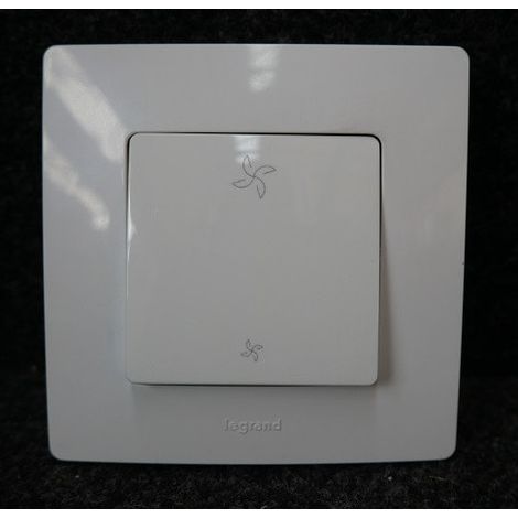 Poussoir de VMC 2 positions 6A encastré blanc complet avec support et plaque bornes auto série NILOE