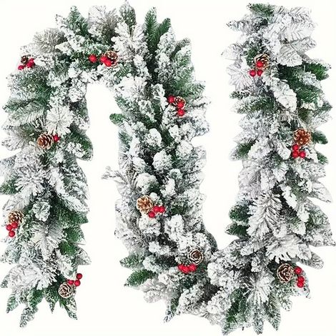Ein künstlicher Kiefernweihnachtskranz mit einem Durchmesser von 274,32 cm, verziert mit Schneeflocken, Tannenzapfen und roten Beeren, ideal zur Dekoration einer Kaminwand im Innenbereich. (1/5)