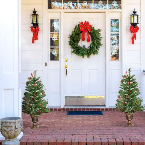 Set de 2 Árboles de Navidad Artificiales de 90cm con con Bayas y Piñas Decoración Navideña para Interiores Verde (1/5)