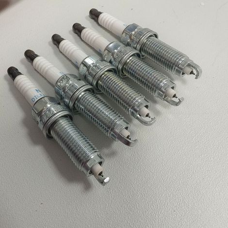 La référence 12290-5A2-A01 convient aux bougies d'allumage à l'iridium DILKAR7G11GS pour Honda Acura Accord Civic. (1/5)