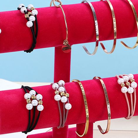 Eleganter, zweistöckiger, rosaroter Schmuckständer, schlichter und trendiger Halter für Armbänder und Haargummis, ideal zur Präsentation zu Hause und im Schmuckgeschäft.