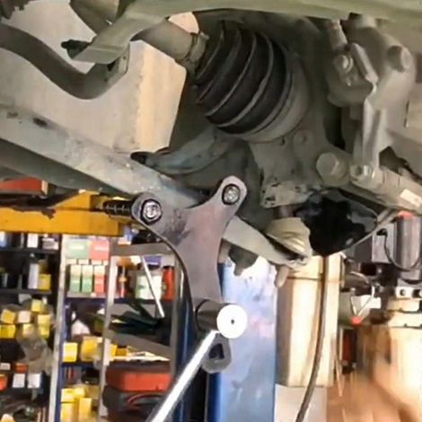 Outil de démontage robuste pour extracteurs de bras de suspension inférieurs, destiné aux réparations de véhicules. (1/4)