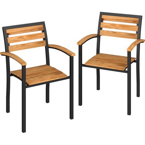 Beyamis Set aus 2 stapelbaren Gartenstühlen aus Holz mit natürlicher Oberfläche.
