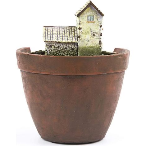 Kreativer Blumentopf mit künstlichen Pflanzen, selbstgemachten essbaren Pflanzen und einem kleinen hängenden Feengarten.