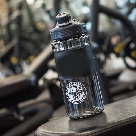 Große (2300 ml) Wasserflasche aus Kunststoff mit Kordel, schwarz, für Damen und Herren. (1/5)