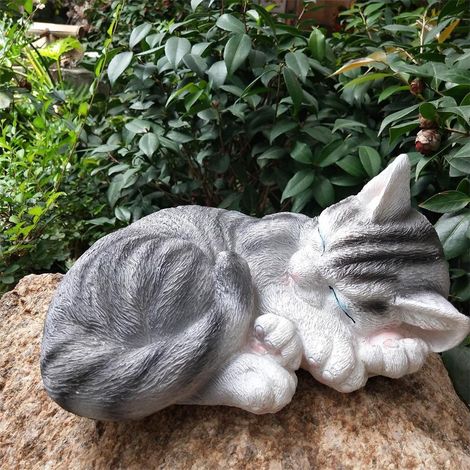 Figura de jardín: Figura de gato durmiendo, fabricada en resina sintética resistente, con unas dimensiones de 7 cm x 18 cm x 25 cm. Un elemento decorativo único para uso en exteriores. (1/5)