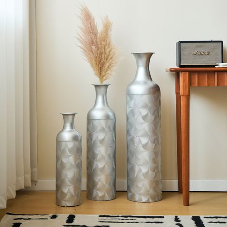 Lot de 3 grands vases de sol métalliques argentés, décor vague, hauteurs 50/66/83 cm - Pièces décoratives modernes pour salon, couloir ou entrée. (1/4)