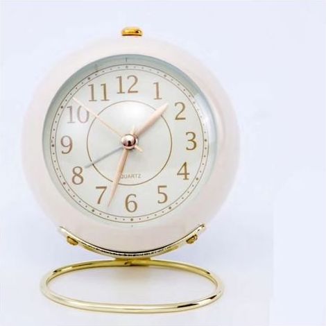 Réveil de chevet silencieux quartz blanc crème, cadran rond miniature avec couvercle doré, résistant à la corrosion, idéal pour chambre enfant ou salon. (1/5)