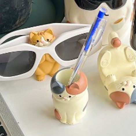 ZAKKA, diverse Artikel im japanischen Stil: Katzenfiguren, Handy-/Tablet-/iPad-Ständer, Stifthalter, Brillengestelle, Schreibwaren, Bürobedarf, Geschenke für Paare und eine dreifarbige Katze. (1/5)