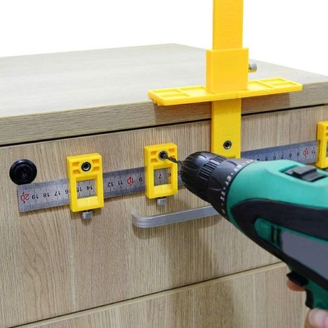 Strumento di misurazione in legno per l'installazione di maniglie e pomelli su porte e cassetti. (1/5)