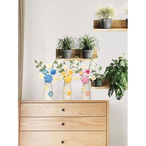 Künstliche Wollblume, handgestrickte oder gehäkelte Blume mit Keramikvase, Tischgeschenk (1/5)