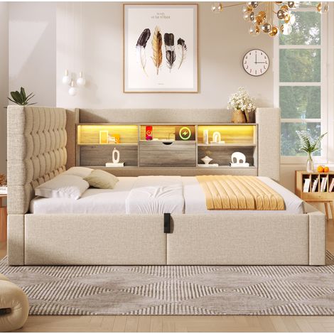 DESVIAE Lit rembourré 140 x 190 cm avec LED ports USB et USB C rangement hydraulique tête de lit en L réversible avec étagères sommier à lattes tissu beige (1/5)