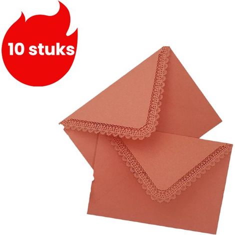Busta triangolare contenente 10 inviti di nozze in pizzo inciso, rosso corallo (1/5)