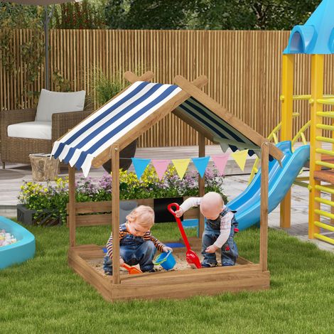 Sandkasten für Kinder mit Sonnendach, 6 Wimpelketten, 2 Tabletts, Wasserhahn und Kreidetafel in Hausform für den Spielplatz, 124 x 116 x 146 cm, Braun