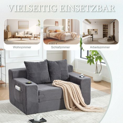 Questo moderno divano letto matrimoniale è un comodo divano a due posti rivestito in cashmere, completo di due cuscini e portabicchieri. Dispone inoltre di un elegante poggiapiedi decorativo con vano  (1/5)