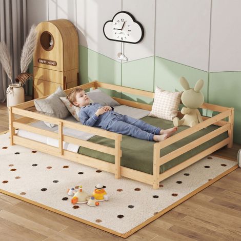 Lit pour enfant avec barrières de sécurité – Modèle au sol en bois massif (sans cadre de lit), montage facile (140 x 200 cm, finition bois naturel) (1/5)