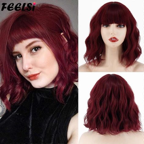 Perruque synthétique courte blond platine ombré ondulé avec racines foncées et frange, longueur épaules, aspect naturel, usage quotidien.