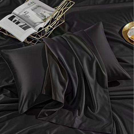 Cette taie d'oreiller en satin de soie glacée est confectionnée dans un tissu extrêmement doux et mesure 48x74 cm en taille standard. (1/5)
