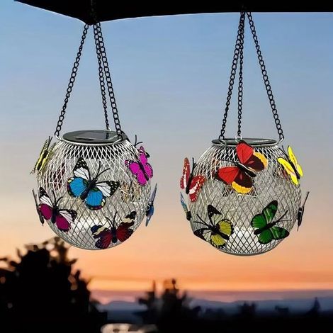 Lampada solare da esterno in metallo - Lanterna solare decorativa impermeabile da appendere per cortile, giardino, vialetto e veranda - Rete per farfalle bianco caldo (confezione da 2) (1/3)
