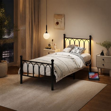 Letto singolo 90x200 cm nero con LED e ricarica, struttura in metallo, senza materasso MEUBLIV (1/5)