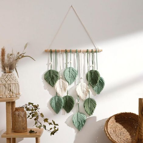 Tapisserie murale en macramé - Tapisserie bohème tissée à la main, motif feuilles vert sauge, ornement décoratif suspendu en fil à pompons rustiques (1/5)