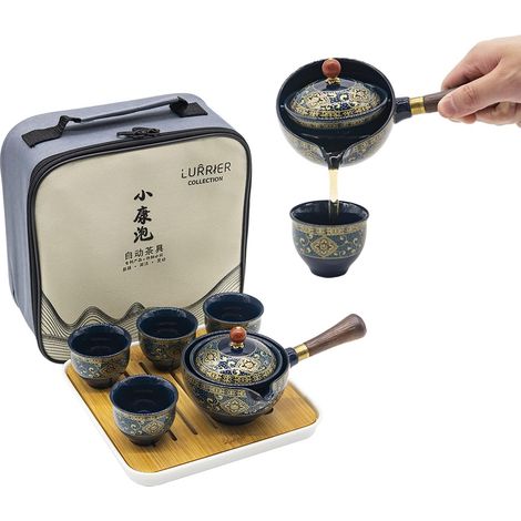 Service à thé comprenant une théière, quatre tasses (intérieur bleu), un plateau à thé et un sac de voyage.