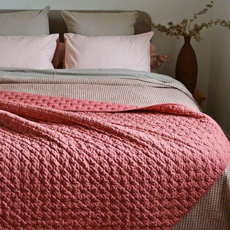 Manta / borreguito acolchado TOISON D'OR rosa empolvado 140 x 160 cm microfibra acolchada reversible quilted (1/5)