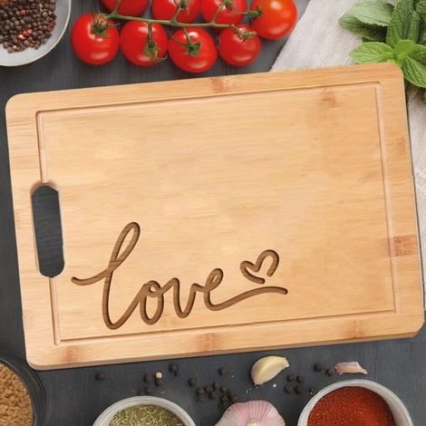 Planche en bambou "LOVE" – Idée cadeau personnalisé pour couple (1/5)