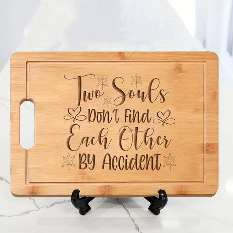Personalisiertes Schneidebrett mit Text – Einzigartiges Geschenk für Sie oder Ihn (1/5)