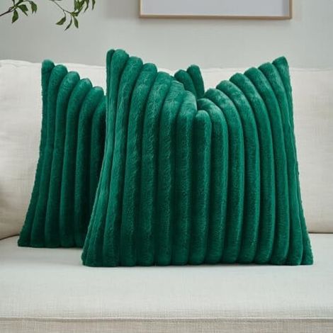 Zweiteiliges Set smaragdgrüner Weihnachtskissenbezüge, 66 x 66 cm, gestreift im europäischen Stil, Vorderseite aus Kunstkaninchenfell, Rückseite aus Samt, moderne Wohnzimmerdekoration.