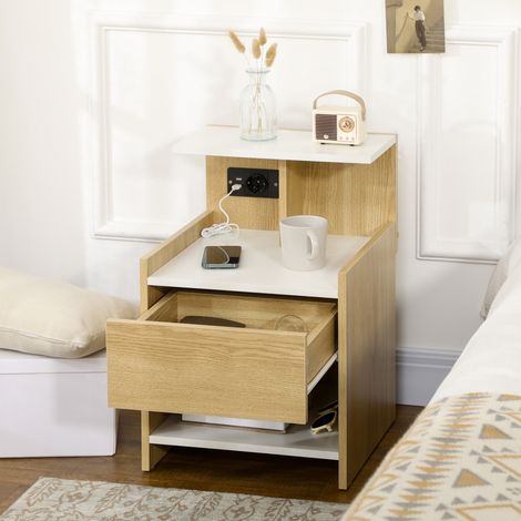Table de chevet moderne avec deux prises électriques, deux ports USB et un tiroir en aggloméré. 40 x 40 x 60 cm. Couleur bois. (1/5)