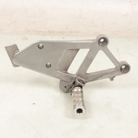 [PRODUIT D'OCCASION] Platine de repose pied pilote droit origine pour Moto Honda 750 (1/3)