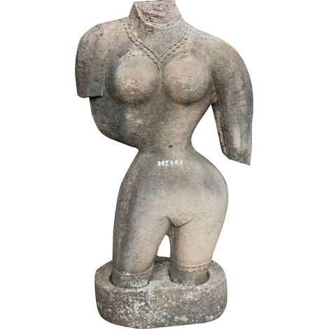 Statue en pierre d'un corps de femme