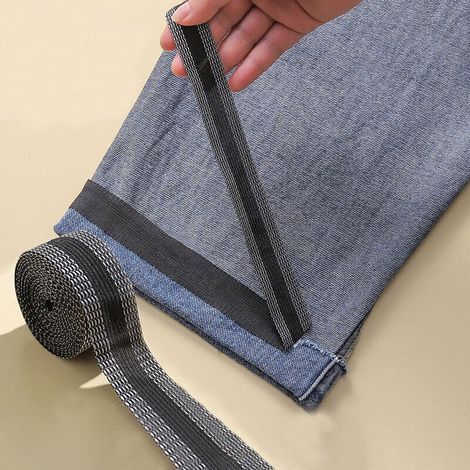 Pâte thermocollante auto-adhésive noire 3M pour raccourcir les ourlets de pantalons (1/4)